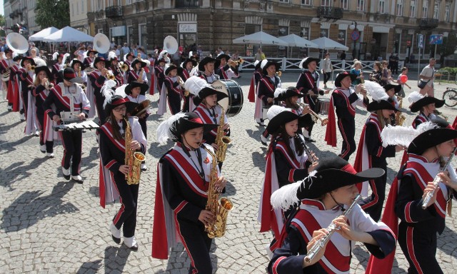1 maja w Radomiu. Na placu pokaz musztry paradnej dała między innymi Radomska Młodzieżowa Orkiestra Dęta Grandioso.