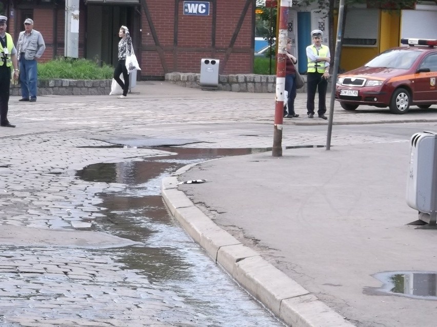 Wrocław: Pękła rura wodociągowa na pl. Staszica. Woda wylała się na ulicę (ZDJĘCIA)