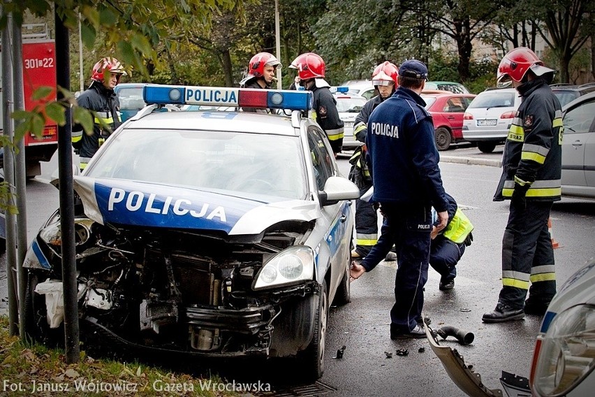 Wrocław: Wypadek radiowozu koło TGG. Policjant wymusił pierwszeństwo (FILM, ZDJĘCIA)