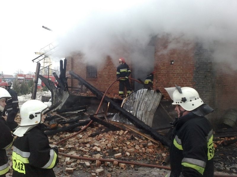 Płonęły budynki gospodarcze w Nowej Wsi Wielkiej, pożar gasiło dziesięć jednostek straży [zdjęcia, wideo]
