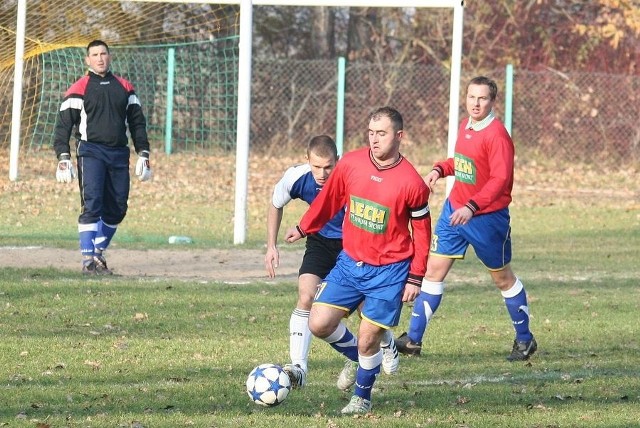 Cukrownik (czerwone koszulki) pokonał w sobotę Piast Bądkowo