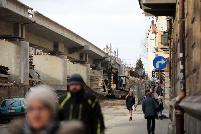 Kraków. Rosną nowe estakady kolejowe w centrum. Mieszkańcy niepokoją się o zabytkowy wiadukt na Grzegórzkach [ZDJĘCIA]