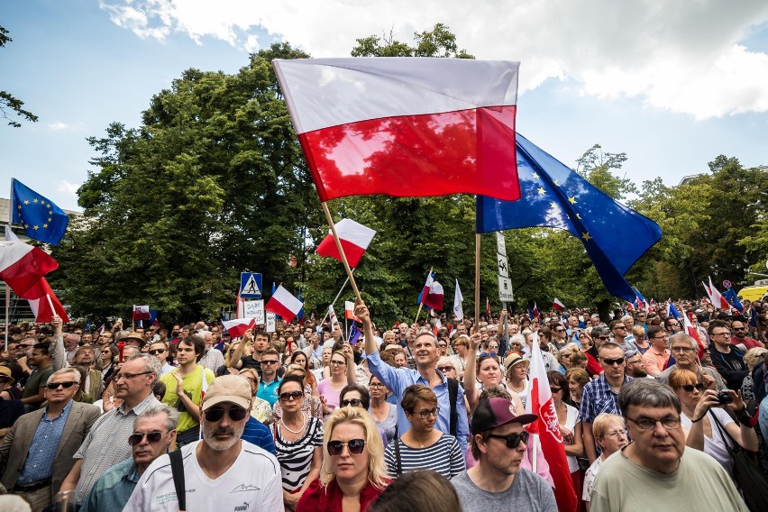 Protest przed Sejmem ws. zmian w sądownictwie [ZDJĘCIA] Demonstracja KOD i Obywateli RP w Warszawie