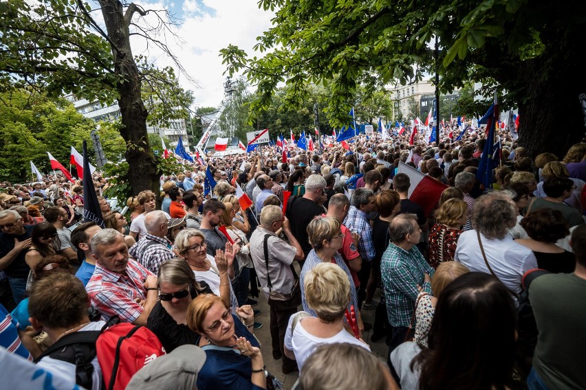 Protest przed Sejmem ws. zmian w sądownictwie [ZDJĘCIA] Demonstracja KOD i Obywateli RP w Warszawie