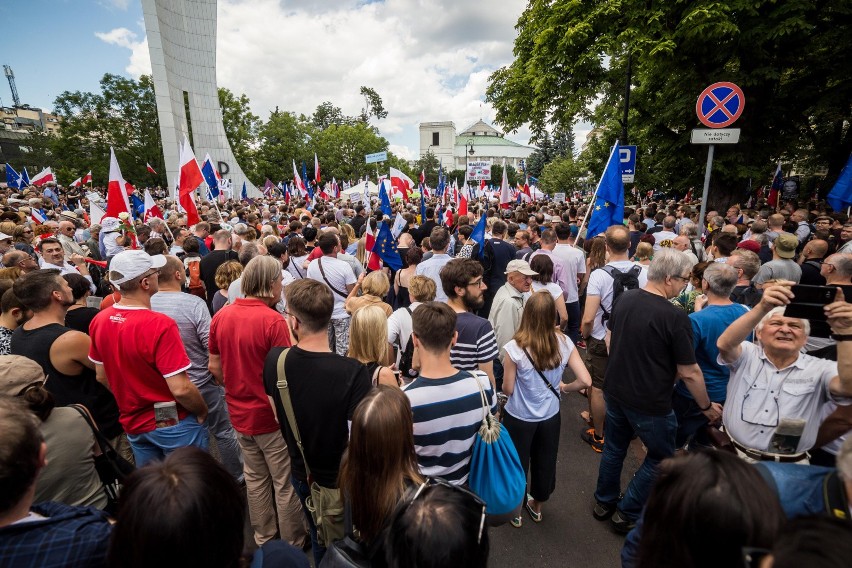 Protest przed Sejmem ws. zmian w sądownictwie [ZDJĘCIA] Demonstracja KOD i Obywateli RP w Warszawie