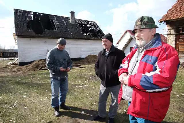 Bolesław i Józef Gil (od lewej) w pożarze stracili dach nad głową. W ratowaniu dobytku pomagał ich brat Tadeusz i sąsiedzi.