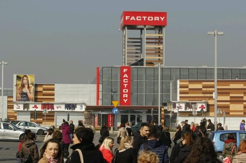 Wrocław: Alarm bombowy w centrum Factory. Ewakuowano ponad 100 osób (ZDJĘCIA)