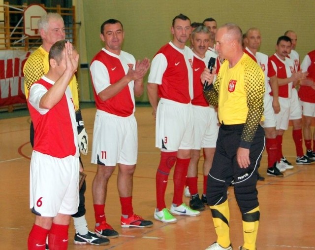 W meczu otwarcia Opatowskiej Ligi Futsalu zagrał były reprezentant Polski oraz były piłkarz Korony Kielce Grzegorz Piechna (trzeci od lewej).