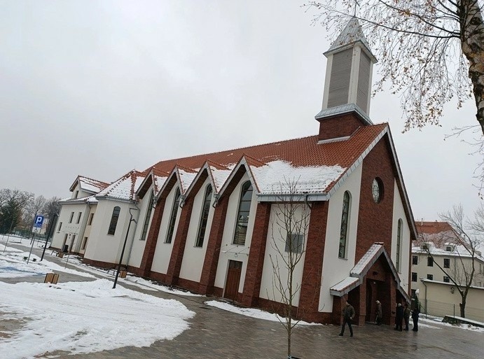 Nowy kościół w zimowej aurze. niedługo po jego oddaniu do...