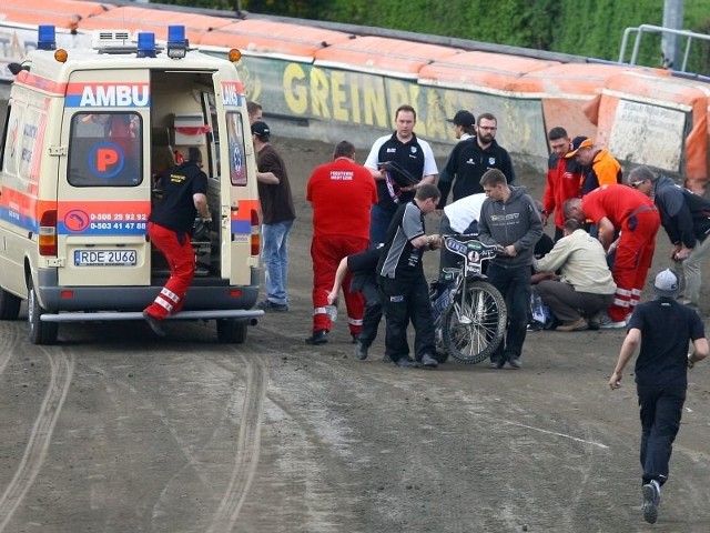 Kierownictwo toruńskiego Unibaxu wystosuje protest w sprawie decyzji sędziego, który winą za groźny wypadek w 14. wyścigu obarczył Runego Holtę.