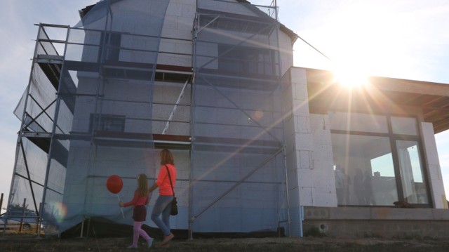 Polacy znów chcą budować domyW 2015 r. liczba pozwoleń na domy jednorodzinne wzrosła o 10 proc.