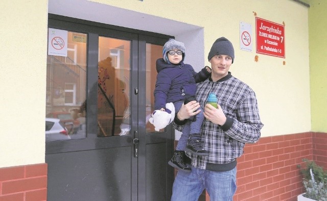 Mały Henio uczęszcza do przedszkola przy ul. Podhalańskiej od września. - Jesteśmy bardzo zadowoleni z opieki. Po przeniesieniu dzieci z zamkniętego żłobka nic się nie zmieniło - mówi pan Łukasz, tata chłopca.