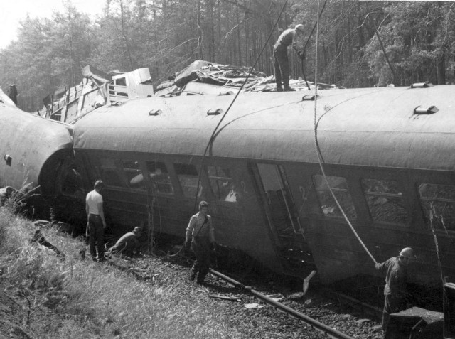 Od największej katastrofy kolejowej w Polsce minęło 35 lat. Pod Otłoczynem zginęło 67 osób.