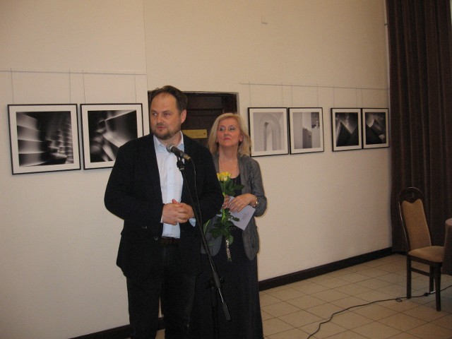 Tomasz Grzyb opowiadał o swoich fotografiach na wystawie.