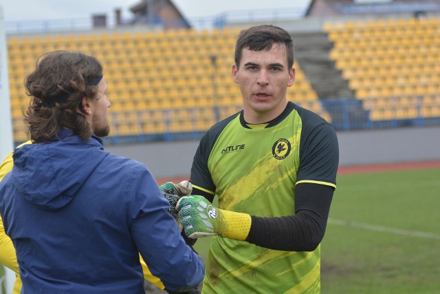 Bramkarz Sokoła Kamień - Maciej Siudak - cieszył się ze skutecznej gry swoich kolegów