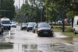 Wrocław: Awaria wodociągu na Tarnogaju. Woda zalała ulice, nie było kranówki 