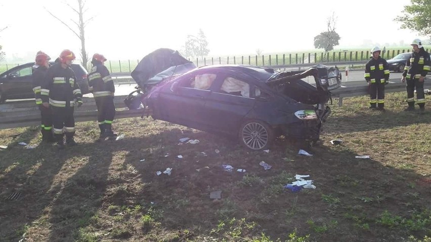 Wypadek na A1 w kierunku Łodzi. Auto dachowało, dwie osoby ranne w tym 6-letnie dziecko