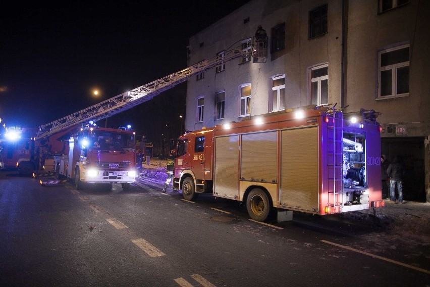 Pożar kamienicy na Limanowskiego. Mężczyzna wyskoczył z płonącego mieszkania [ZDJĘCIA+FILM]