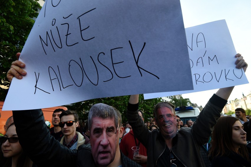 Czesi wyszli na ulice. Domagają się rezygnacji prezydenta i ministra finansów