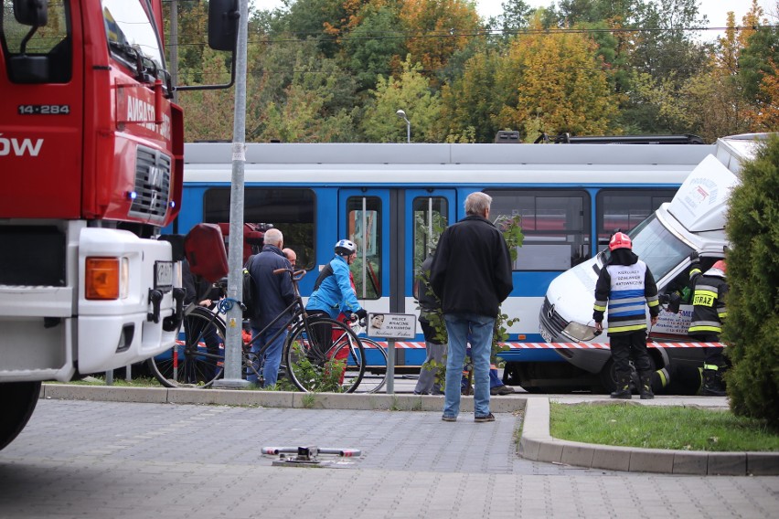 Kraków. Zderzenie samochodu dostawczego z tramwajem, ranny motorniczy [ZDJĘCIA]