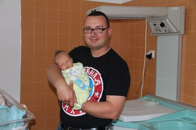 Kryspin Dudek, syn Michała i Uli z Ostrołęki urodził się 26 maja. Ważył 3390 g, mierzył 55 cm. Na zdjęciu z tatą