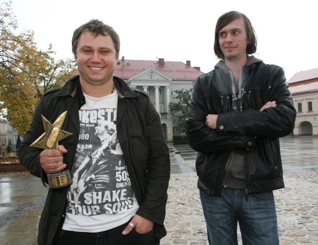 Daniel Piecyk - ze statuetką Scyzoryka i Paweł Lacia pracują z zespołem nad pierwszą płytą Materii.