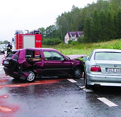 Trzy samochody zderzyły się na trasie krajowej numer 6 w Ługach.