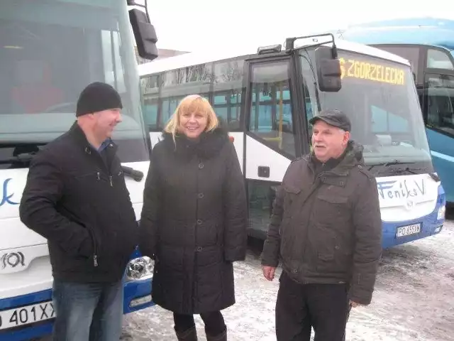 Żary. PKS kupuje nowe autobusy(Od lewej) Kierowcy nowych autobusów Grzegorz Bieniek i Zdzisław Drozdowski, po środku dyrektor Iwona Kocik. - Nowe pojazdy są wręcz komfortowe - przekonują.