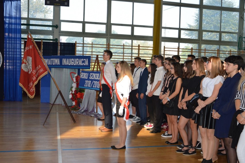 Powiatowa inauguracja roku szkolnego w ostrowieckim liceum "Staszica" (zdjęcia)