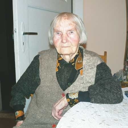 Helena Czuryło. Ma 95 lat. Lubi pracę w ogrodzie i rodzinne spotkania. Często ogląda telewizję i czyta codzienną prasę, zwłaszcza "Gazetę Lubuską&#8221;.