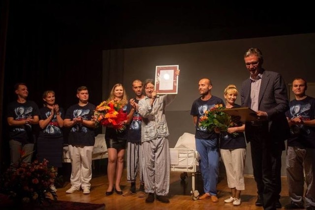 Aktorzy Teatru Ciut Frapującego w październiku 2018 roku zabrali widzów do żywo pokazanego świata domu wariatów podczas premiery- „Kuracji”. Po spektaklu zostali wyróżnieni „Świętokrzyską Nagrodą Kultury”