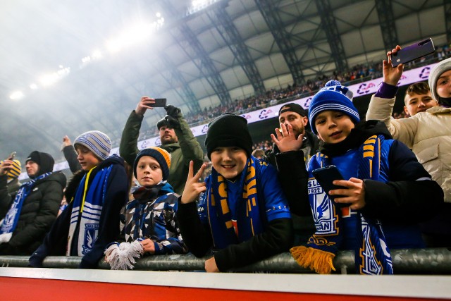 Lech Poznań przy wsparciu 15 582 osób pokonał Górnika Zabrze 2:1 po golu w ostatnich minutach meczu. Takie zwycięstwa smakują najlepiej i sprawiają, że po takim spotkaniu każdy kibic jeszcze raz chciałby wrócić na stadion przy Bułgarskiej i przeżyć kolejny raz takie emocje. Niedzielne spotkanie w stolicy Wielkopolski może pochwalić się najwyższą frekwencją w 19. kolejce PKO Ekstraklasy, pobijając drugi najlepszy wynik w tej serii gier o prawie 6 tysięcy (mecz Wisła Kraków - Termalica Bruk-Bet)! Zatem Kolejorz jest liderem nie tylko na boisku, ale także na trybunach. Zobacz zdjęcia z trybun podczas meczu Lecha Poznań z Górnikiem Zabrze --->