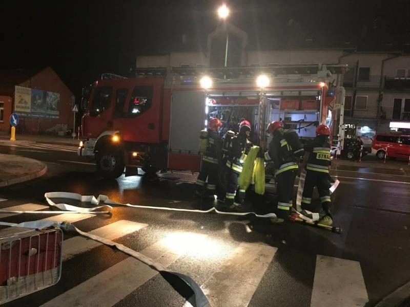 Nowy Sącz. Pożar samochodu w Galerii Trzy Korony. Spokojnie to tylko ćwiczenia [ZDJĘCIA]