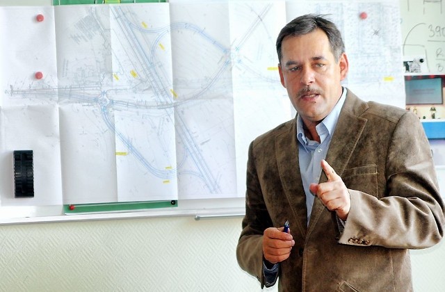 Burmistrz Arseniusz Finster prezentuje szkic nowego rozwiązania komunikacyjnego