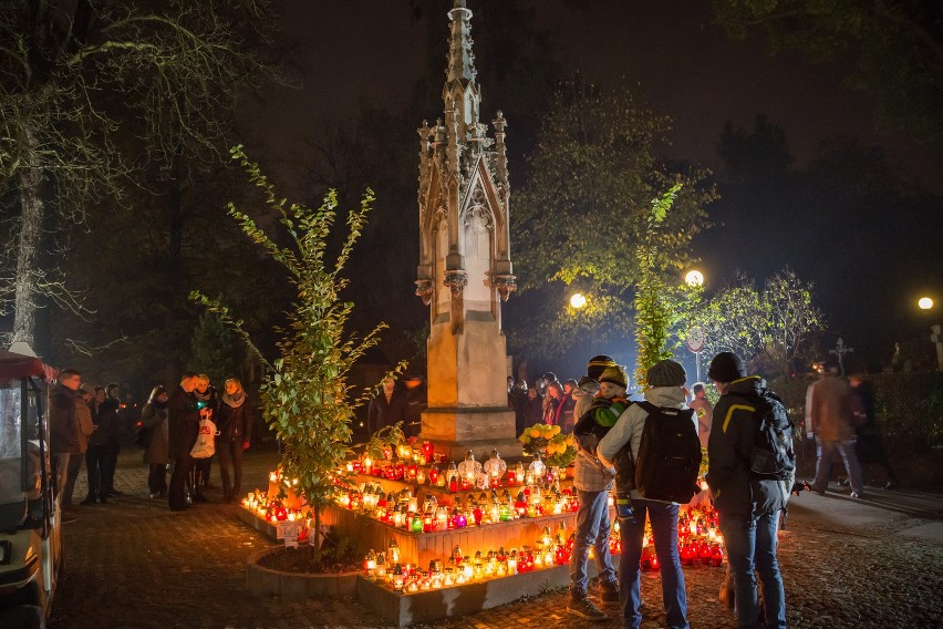 Kraków. Cmentarz Rakowicki nocą [ZDJĘCIA]