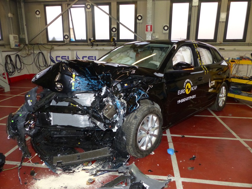 Testy „Crash Test”, w których rozbijane są samochody, pękają...