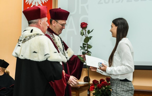 Na Uniwersytecie Technologiczno-Przyrodniczym odbyła się w środę uroczysta inauguracja roku akademickiego 2019/2020. WIĘCEJ ZDJĘĆ NA NASTĘPNYCH STRONACHGość specjalny Józef Eliasz (perkusista, aranżer, właściciel Klubu „Eljazz” w Bydgoszczy), wygłosił wykład „Konstrukcje w muzyce”. Wystąpił też chór UTP pod dyrekcją Agnieszki Sowy. Z kolei 6 października w kościele pw. Matki Boskiej Królowej Męczenników odbędzie się msza inauguracyjna. Początek o godz. 13.00