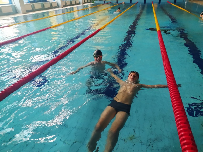 O godzinie 12 w Pływalni Sportowej odbywał się trening...