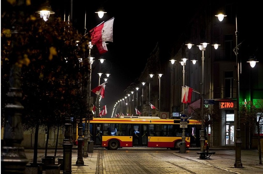 Kielecki ratusz rozbłyśnie w barwach biało-czerwonych na Święto Niepodległości. Flagi już wiszą. Zobacz, jak wygląda miasto      