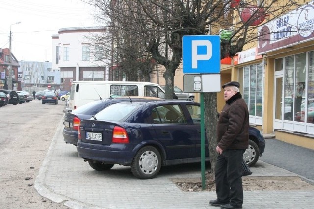 Znak pokazuje co innego niż linie na parkingu