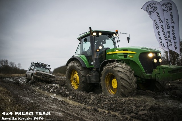 14 stycznia już po raz 26. zagrała Wielka Orkiestra Świątecznej Pomocy.  W Czerwieńsku z okazji WOŚP  Klub OFF ROAD 4x4 Dream Team zorganizował przejazd turystyczny dla samochodów terenowych. - Zbiórka uczestników odbyła się na naszej siedzibie klubowej BAUWERK 762 ODERSTELLUNG, gdzie dotarło aż 43 samochody, 1 wóz "Koleżeńskiej Straży Pożarnej" oraz 2 traktory, które pomagały nam wyjechać z trudnego terenu – opisuje Adam Malerowicz .   Uczestnicy rajdu do pokonanie mieli 90 km.   - Kierowaliśmy się do m. Dąbie ( SZTAB WOŚP ) gdzie braliśmy udział w licytacjach, a ludzie mogli podziwiać nasze samochody oraz się nimi przejechać.  Tam również dzięki hojności firmy Grupa Gezet zjedliśmy ciepły posiłek i udaliśmy się w kierunku Czerwieńska. Po godzinie 17.00  byliśmy na miejscu gdzie mogliśmy również zjeść coś ciepłego oraz zaprezentować swoje pojazdy – dodaje pan Adam. Jak było na rajdzie? Zobaczcie relację zdjęciową. POLECAMY RÓWNIEŻ:Niezwykłe licytacje i występy gwiazd na zielonogórskiej scenie Wielkiej Orkiestry Świątecznej Pomocy [GALERIA]WOŚP 2018 w Zielonej Górze. Barwny korowód i świetna zabawa na zielonogórskim deptaku! [GALERIA]Policz Się z Cukrzycą 2018. 26 finał WOŚP w Zielonej Górze: Już po raz 12. pobiegli, by policzyć się z cukrzycą [MNÓSTWO ZDJĘĆ]Czytaj także:  Wielka Orkiestra Świątecznej Pomocy w Lubuskiem. Ile zebraliśmy pieniędzy podczas 26. Finału WOŚP 2018?;nf