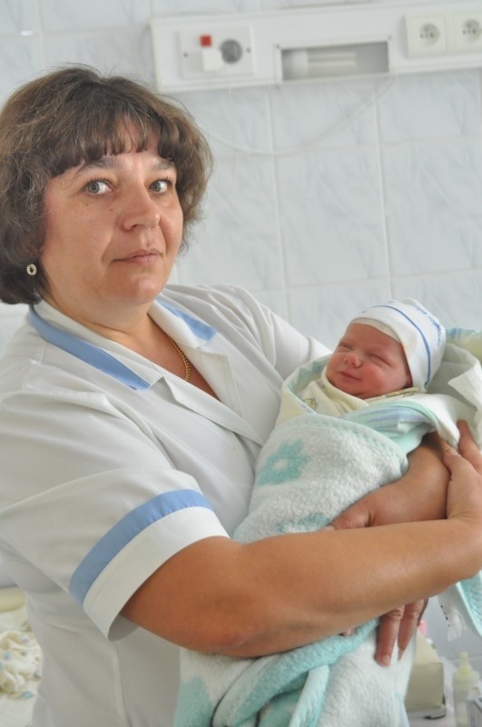 Pielęgniarka z oddziału noworodkowego, Bożena Dróżdż z malutką dziewczynką, którą znaleziono w łóżeczku życia w koneckim szpitalu.
