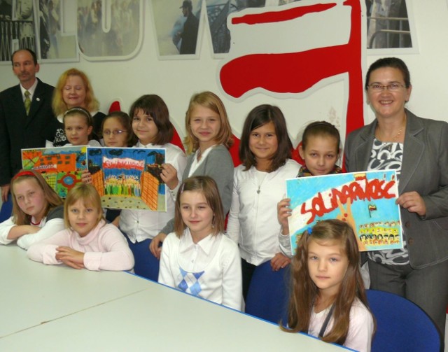 Dzieci nagrodzone w konkursie "Solidarności&#8221;.