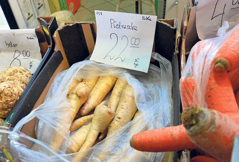 Szokująca cena pietruszki selera- odpowiednio 20 zł i 8 zł...