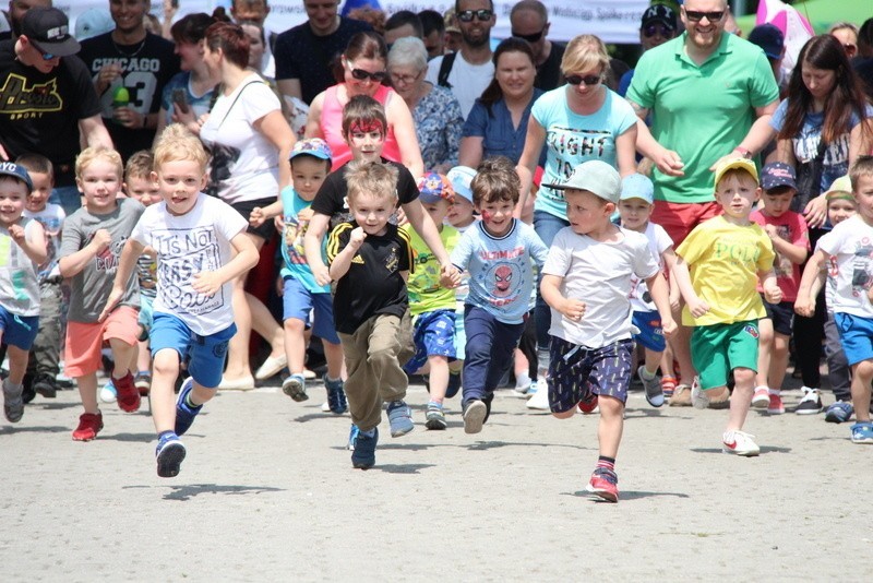 Bieg Skrzata 2019 w dąbrowskim Parku Hallera. Na starcie...