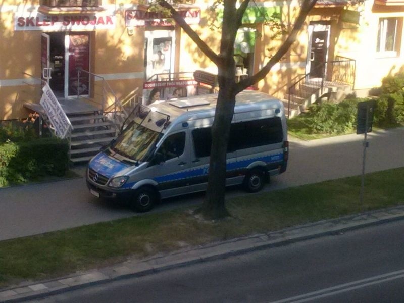Oznakowany radiowóz podjechał przed sklep spożywczy przy ul....