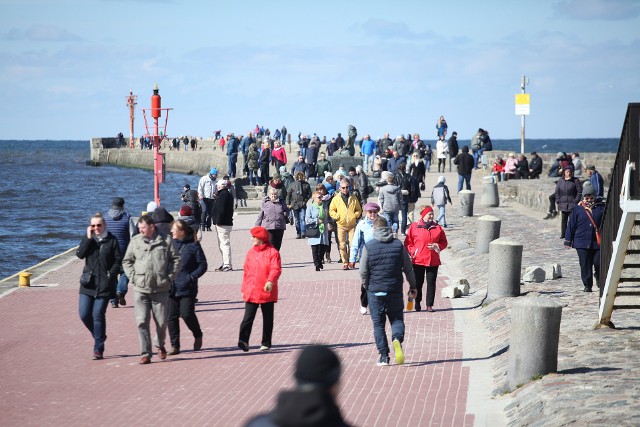 Wielkanocna niedziela w Ustce, ze względu na wspaniałą słoneczną pogodę, upływa pod znakiem spacerów nad morzem. Na usteckiej promenadzie oraz w porcie spacerują prawdziwe tłumy. Ze słonecznej pogody na pewno warto skorzystać, prognozy na poniedziałek nie są już optymistyczne. 