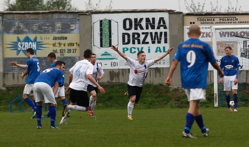 JKS Jarosław w derbowej potyczce pokonał u siebie Stal Sanok...