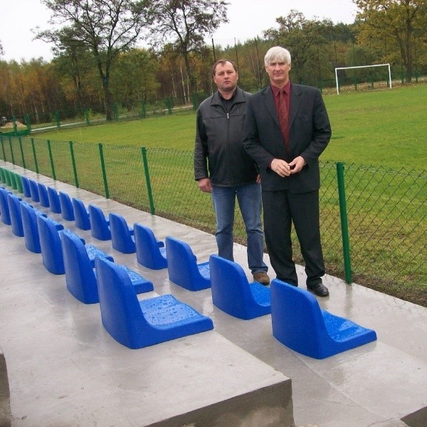 Odnowiony stadion w Gielniowie ogląda  Władysław Czarnecki, wójt Gielniowa (z lewej) i Maciej Stoliński, przewodniczący Rady Gminy w Gielniowie.