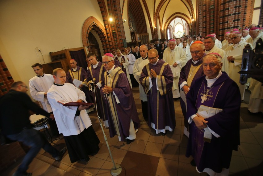 Pogrzeb arcybiskupa Szczepana Wesołego. Zmarły,, zgodnie ze...